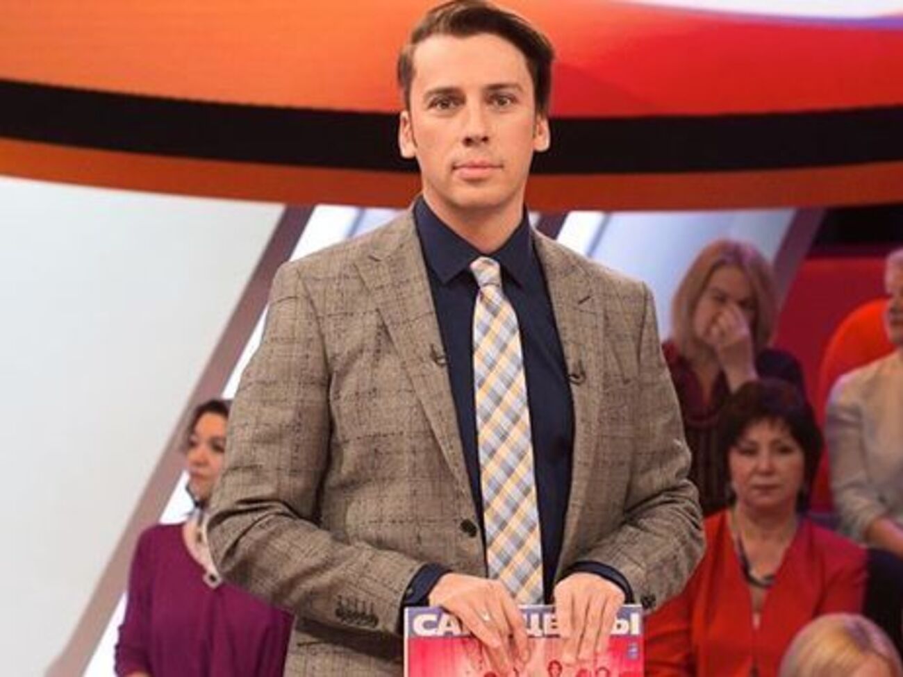 Галкін: Настав час підняти портьєру таємниці, здути пил із сімейних архівів, провітрити горище спогадів, закрити це зависле вікно підозр