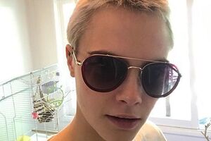 Делевинь показала, как поэтапно рисовали ее портрет