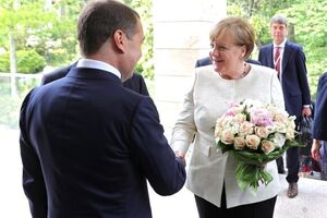 Меркель уважає, що на зустрічі слід обговорити розміщення миротворчої місії на Донбасі