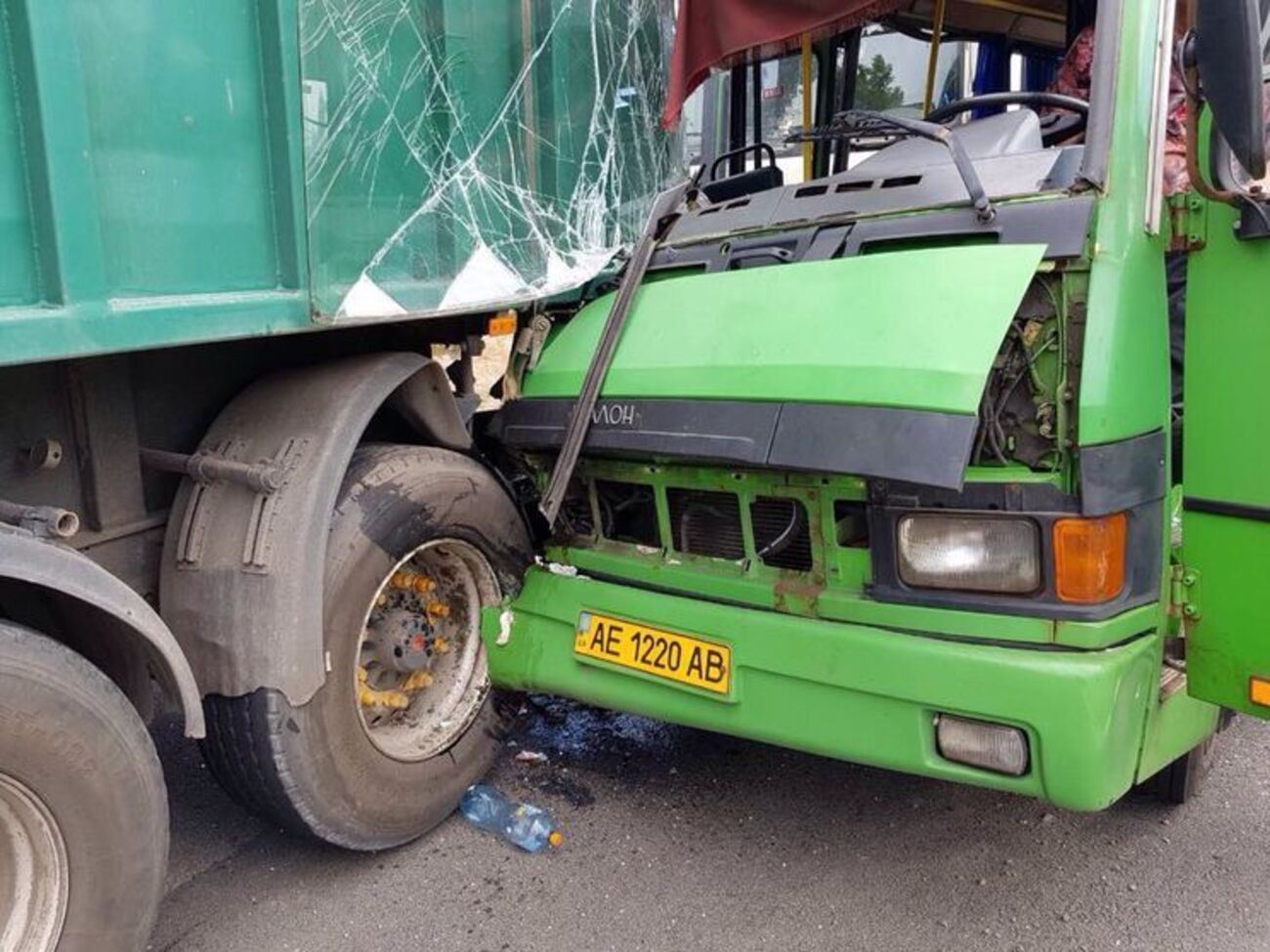 ДТП сталася за участю міського автобуса "Еталон" і вантажного автомобіля&nbsp;DAF із причепом