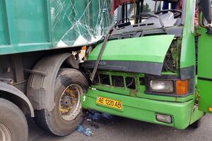 ДТП сталася за участю міського автобуса "Еталон" і вантажного автомобіля DAF із причепом
