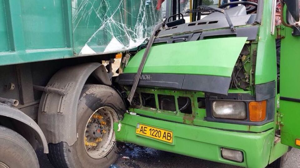 ДТП сталася за участю міського автобуса "Еталон" і вантажного автомобіля DAF із причепом