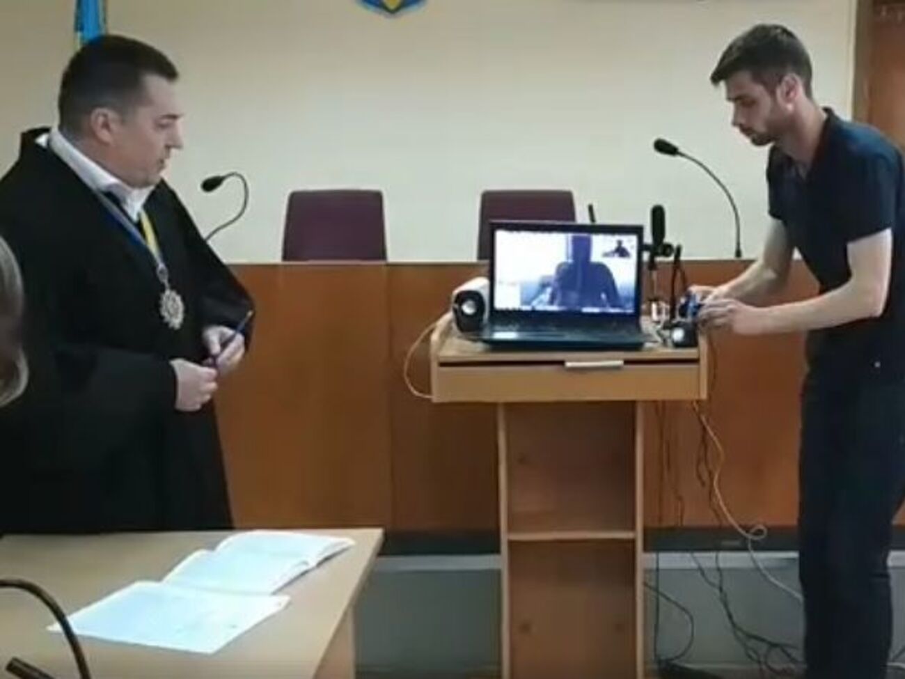 Шаповалов вышел на связь из реанимации и заявил, что не в состоянии присутствовать на заседании