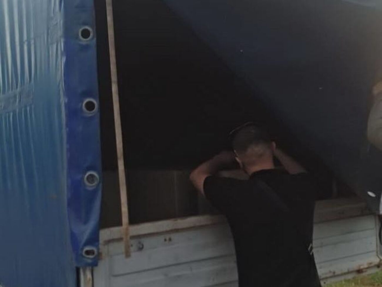 Під час огляду автомобіля правоохоронці виявили приблизно 70 тис. пачок сигарет із підробленими акцизними марками
