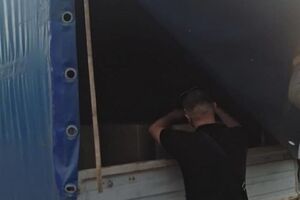 Во время осмотра автомобиля правоохранители обнаружили около 70 тыс. пачек сигарет с поддельными акцизными марками