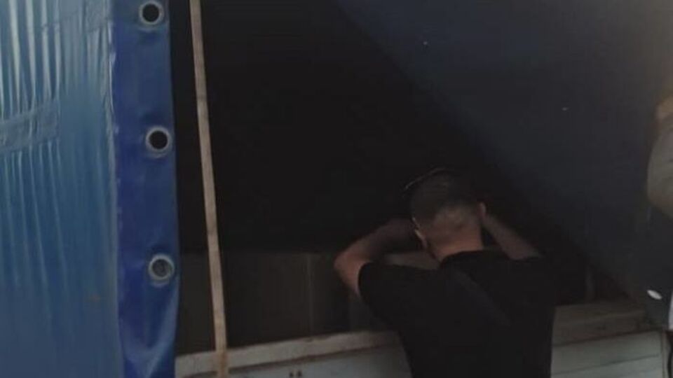 Під час огляду автомобіля правоохоронці виявили приблизно 70 тис. пачок сигарет із підробленими акцизними марками