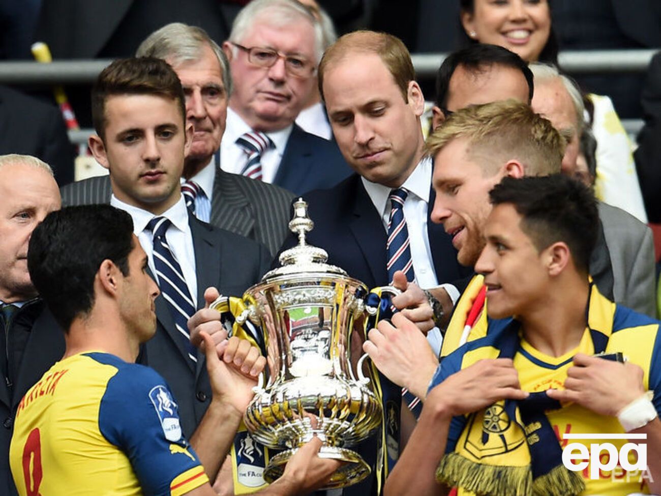 Вільям Кембриджський вручає трофей переможцям Кубка Англії 2015 року, гравцям "Арсеналу"