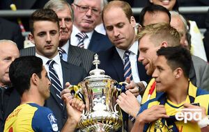 Уильям Кембриджский вручает трофей победителям Кубка Англии 2015 года, игрокам "Арсенала"