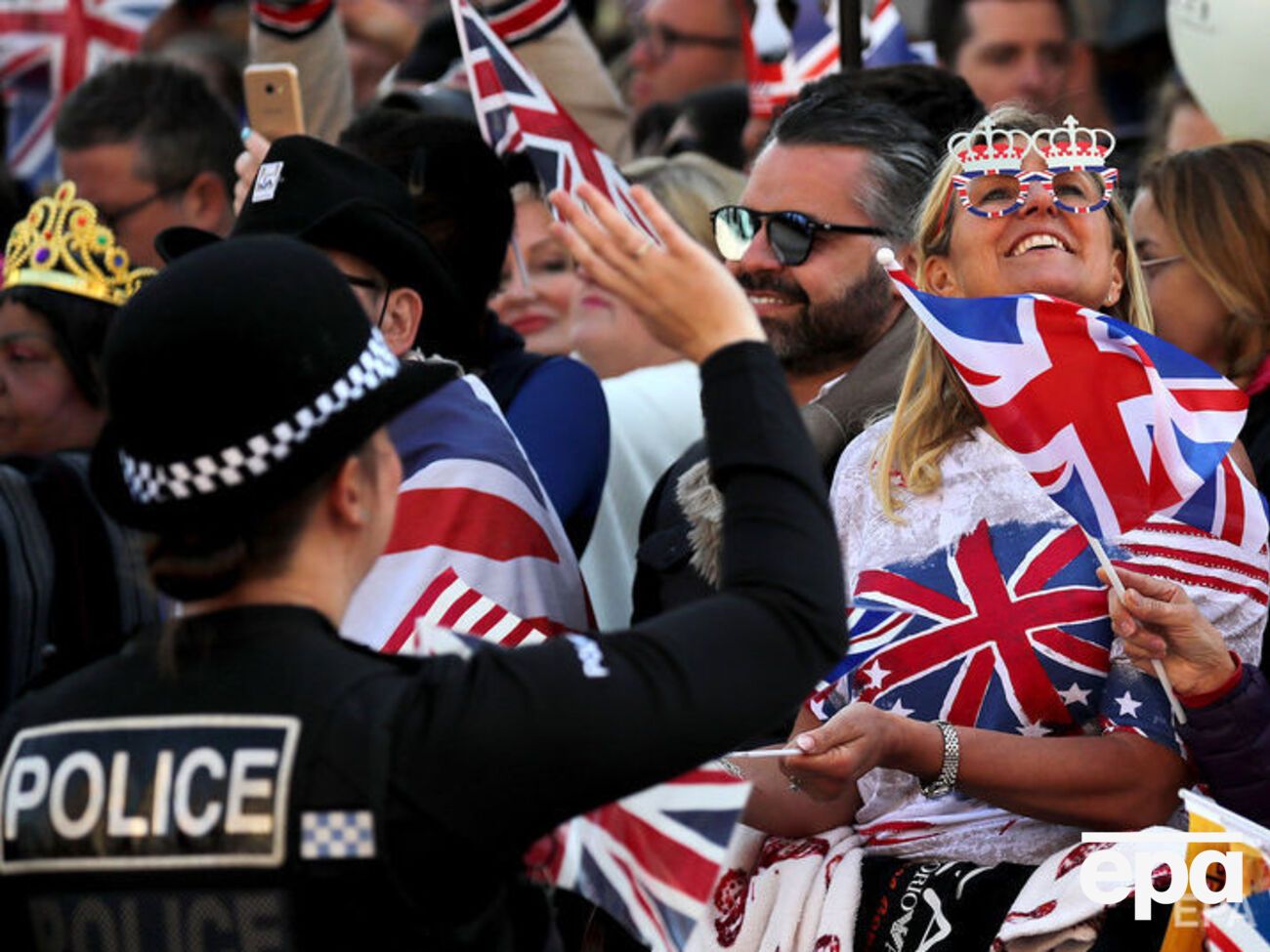 Тисячі британців зібралися подивитися королівське весілля