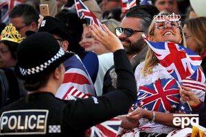 Тисячі британців зібралися подивитися королівське весілля