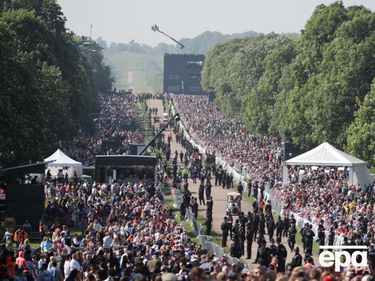 Поїздка, під час якої молодят будуть вітати присутні глядачі, триватиме приблизно 25 хвилин