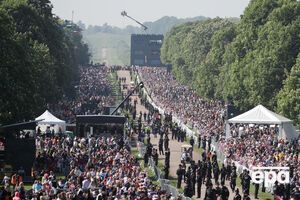 Поїздка, під час якої молодят будуть вітати присутні глядачі, триватиме приблизно 25 хвилин