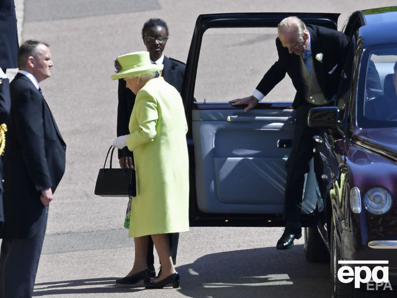 На церемонії одруження була присутня англійська королева з чоловіком