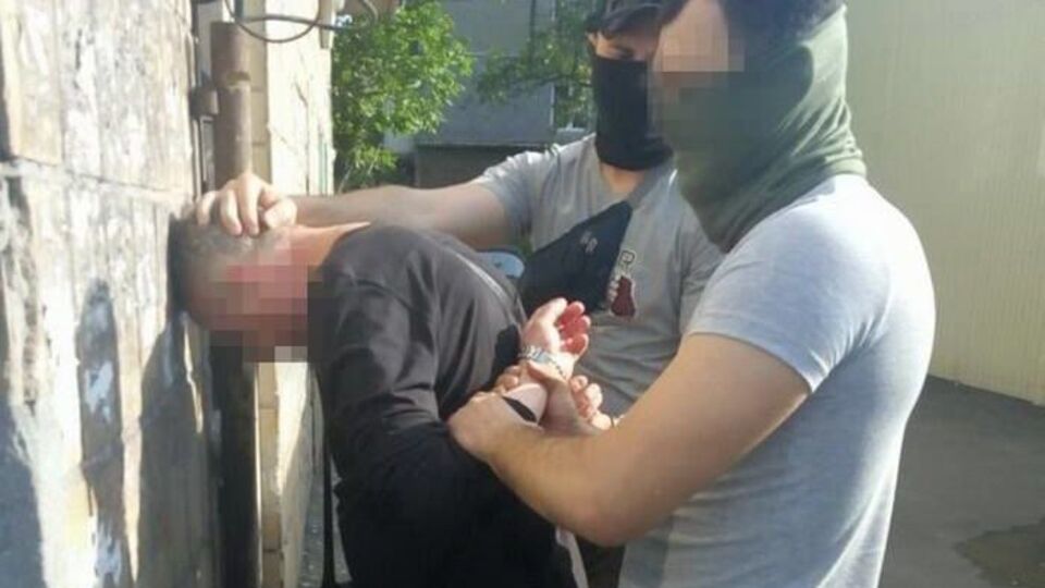 Чиновника задержали в Мариуполе во время получения всей суммы взятки
