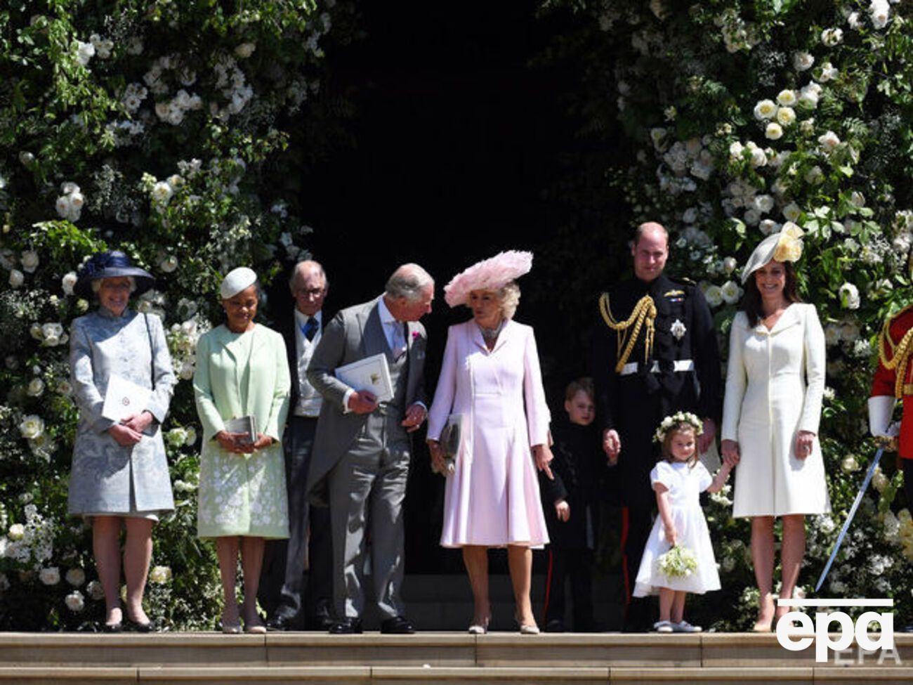 Єлизавета II у сукні від королівського кравця, герцогиня Кейт – від Александра Макквіна. Британські аристократи на весіллі принца Гаррі. Фоторепортаж