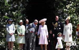 Елизавета II в платье от королевского портного, герцогиня Кейт – от Александра Маккуина. Британские аристократы на свадьбе принца Гарри. Фоторепортаж