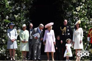 Єлизавета II у сукні від королівського кравця, герцогиня Кейт – від Александра Макквіна. Британські аристократи на весіллі принца Гаррі. Фоторепортаж