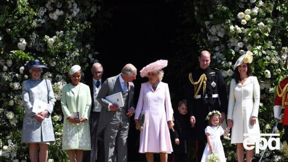 Єлизавета II у сукні від королівського кравця, герцогиня Кейт – від Александра Макквіна. Британські аристократи на весіллі принца Гаррі. Фоторепортаж