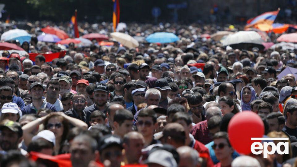 К митингующим в Ереване присоединяются студенты и ученики