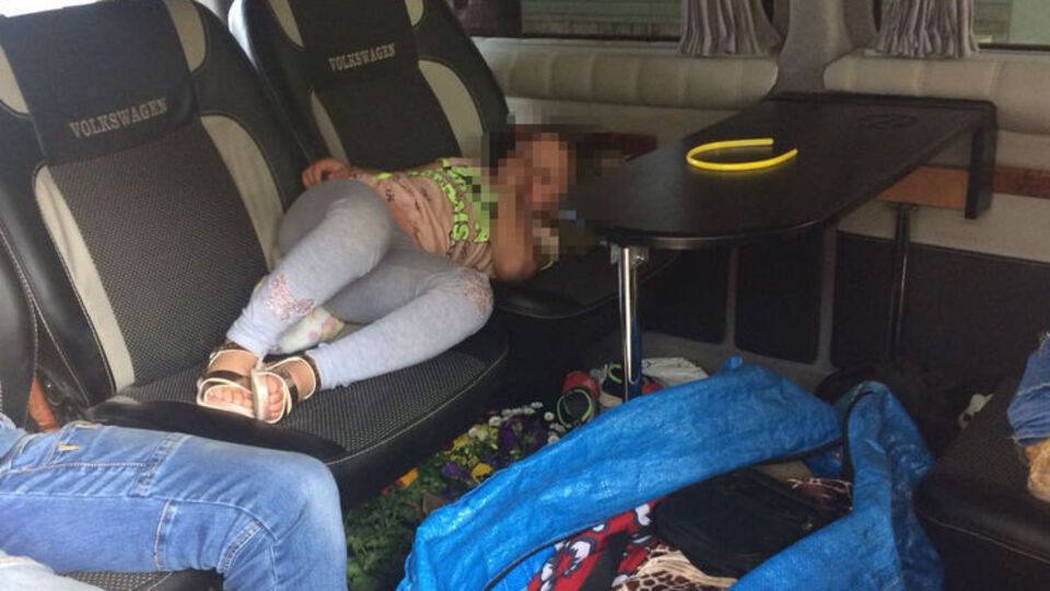 Ребенок был накрыт одеялом, а сверху лежала сумка с вещами, сообщили в Госпогранслужбе