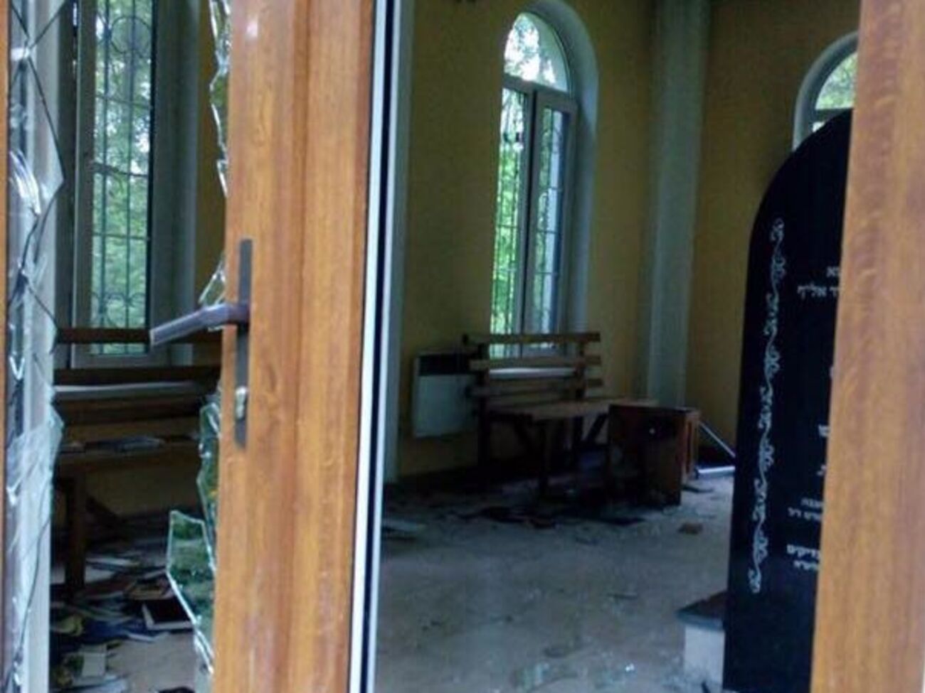 Долинский:&nbsp;Все окна в молельне на могиле раввина Магаршо были выбиты, святые книги разбросаны