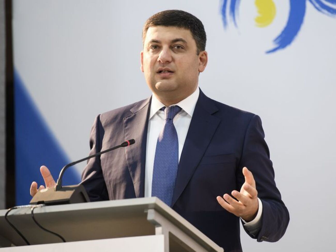 Гройсман: Я просто знаю, что она честная, что она не впутана ни в какие медицинские схемы, на которых миллиардами грабили украинцев