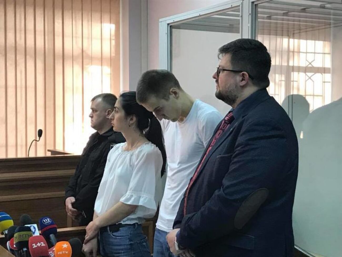 Подозреваемого в нападение на Найема (на фото в центре) отправили под домашний арест