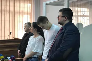 Подозреваемого в нападение на Найема (на фото в центре) отправили под домашний арест