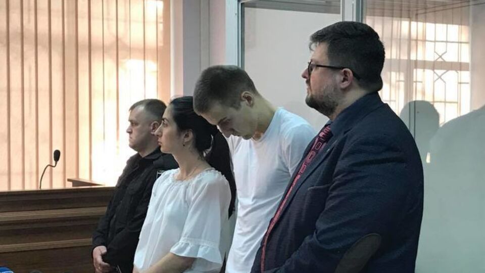 Підозрюваного в нападі на Найєма (на фото в центрі) відправили під домашній арешт