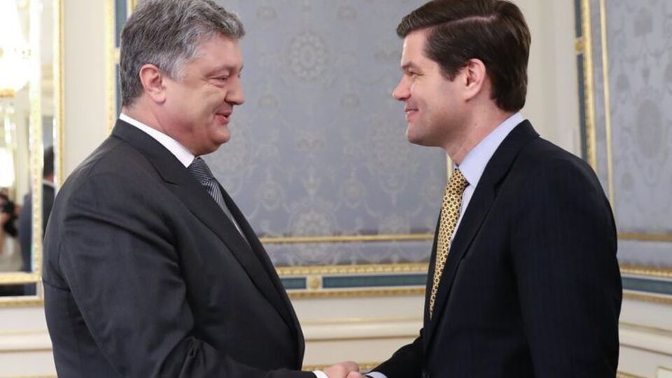 Митчелл (справа) встретился с высшими должностными лицами Украины