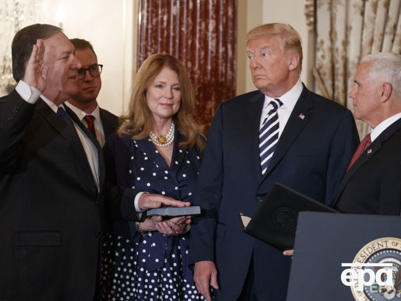 К присяге Помпео привел вице-президент Пенс