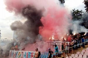 У Черкасах фанати палили фаєри на стадіоні