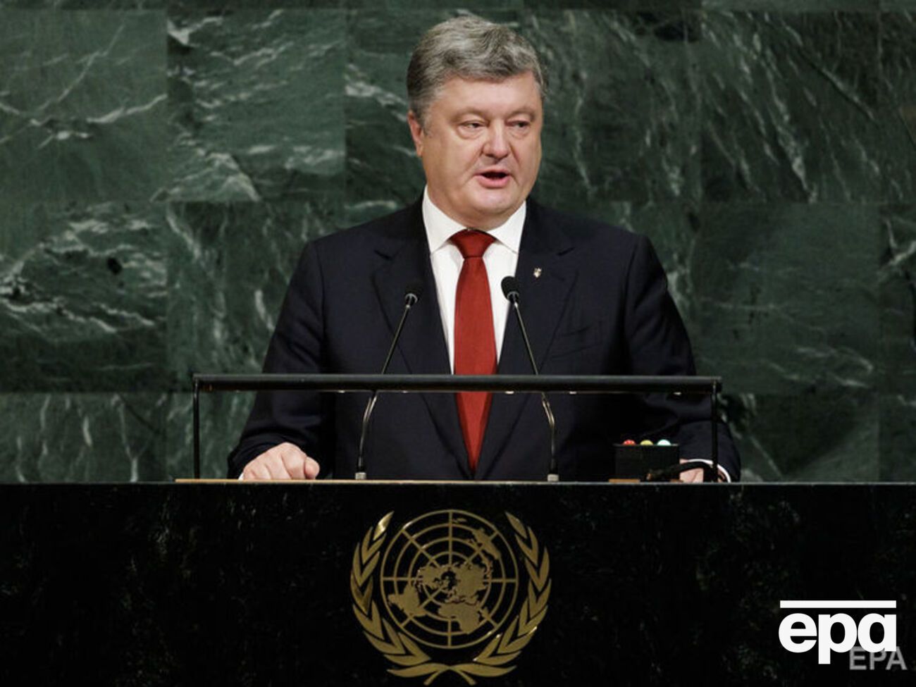 Порошенко:&nbsp;Еще в 2014 году года я положил конец патологической традиции праздновать главный военный праздник в унисон со страной-агрессором