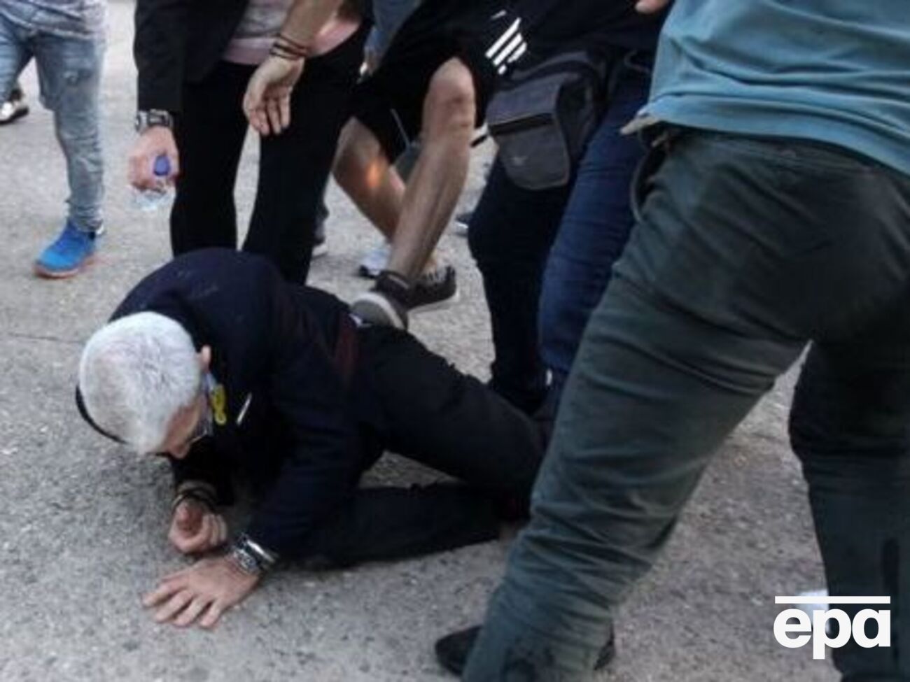 Кілька чоловіків кидали у мера міста пляшки і завдавали ударів по голові і ногах