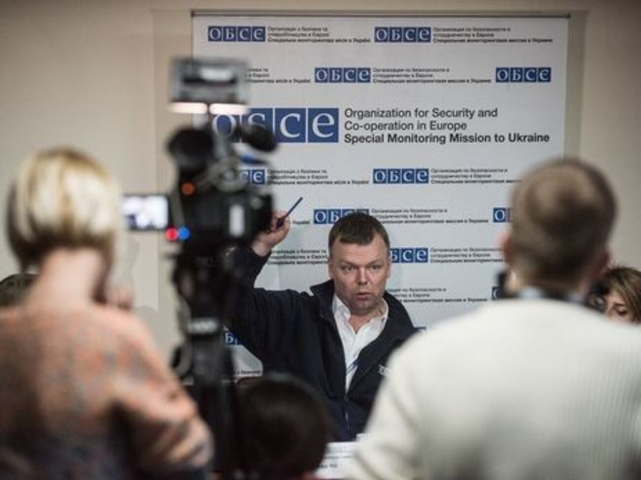 Хуг зазначив, що сторони і далі ведуть вогонь у відповідь на Донбасі