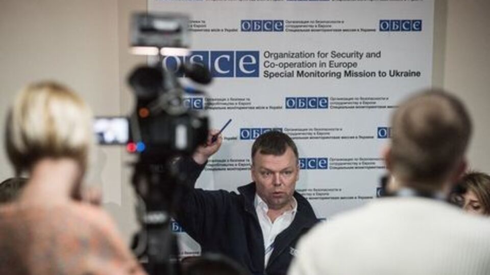 Хуг зазначив, що сторони і далі ведуть вогонь у відповідь на Донбасі