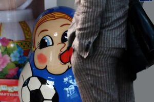 Сувенирная матрешка стала поводом для многочисленных фотожаб