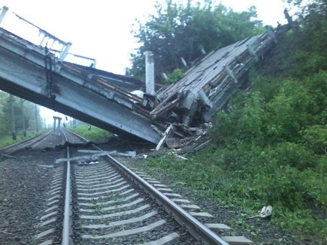Кто подорвал мост, не сообщается