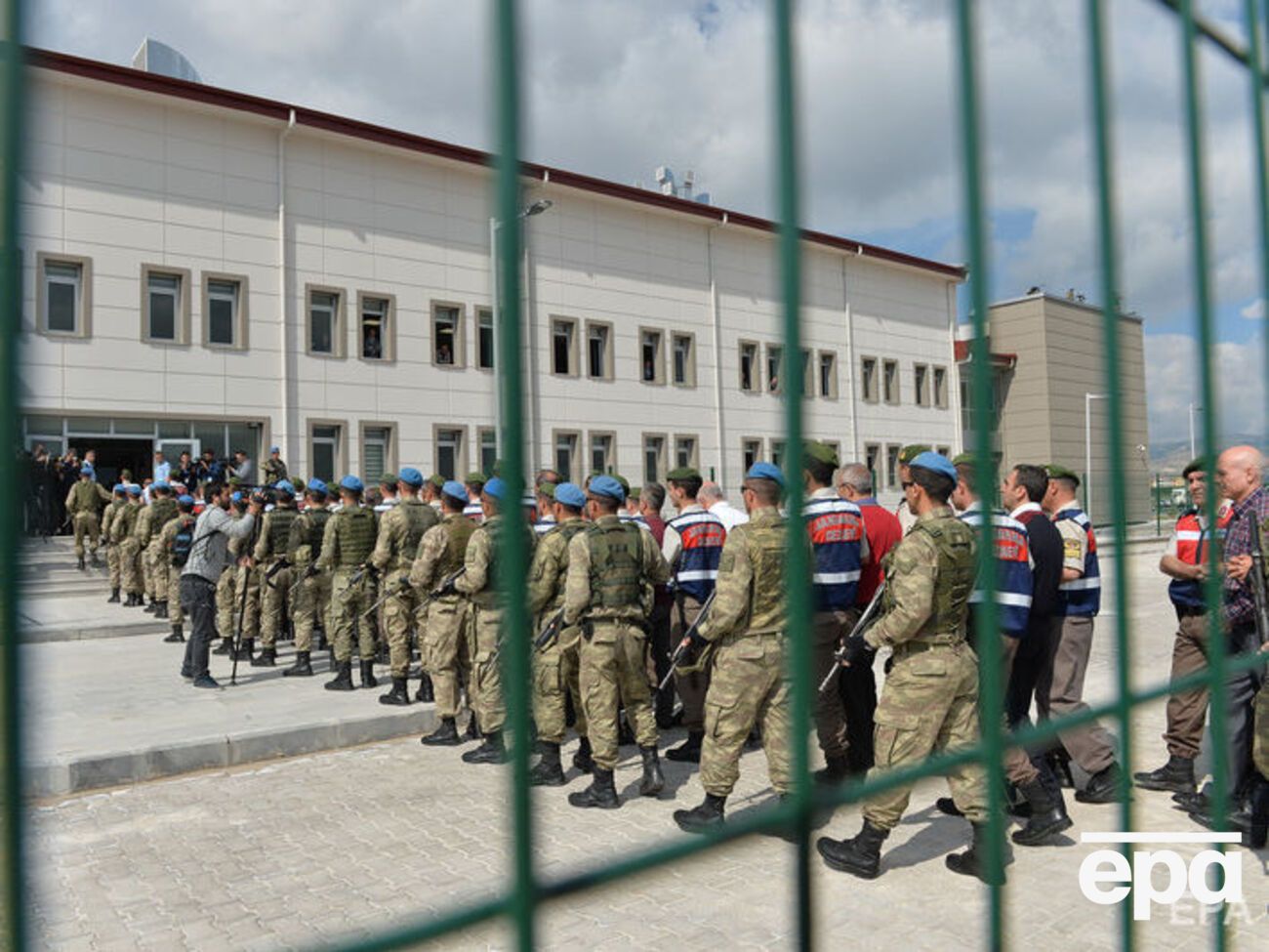 Сотни человек в Турции судят по обвинению в попытке смещения власти