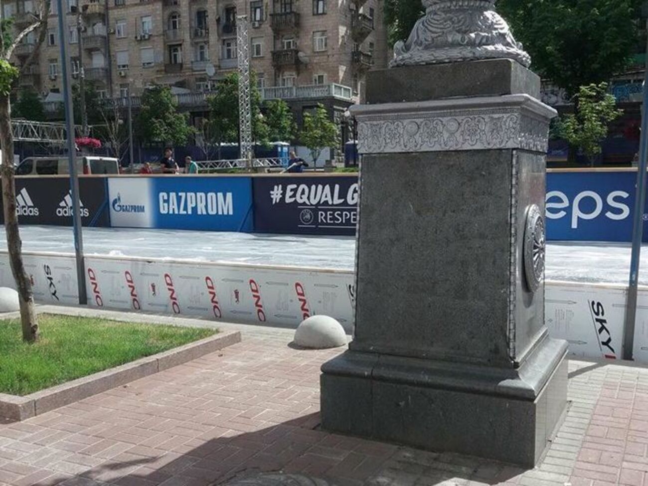 В фан-зоне финала Лиги чемпионов в Киеве появились баннеры с логотипом "Газпрома"