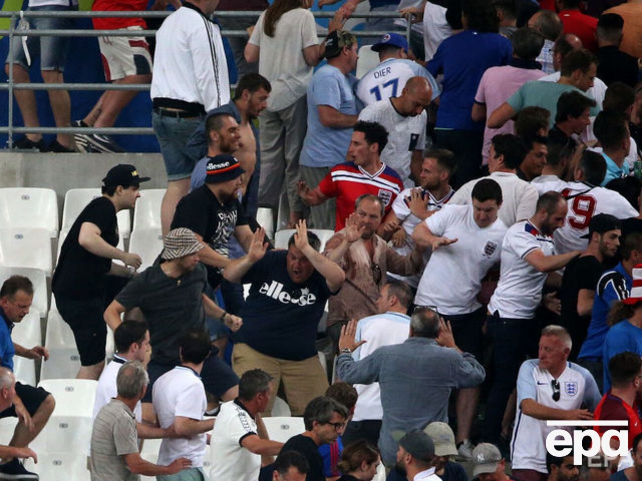 В 2016 году в результате столкновений фанатов Англии и РФ пострадали десятки человек