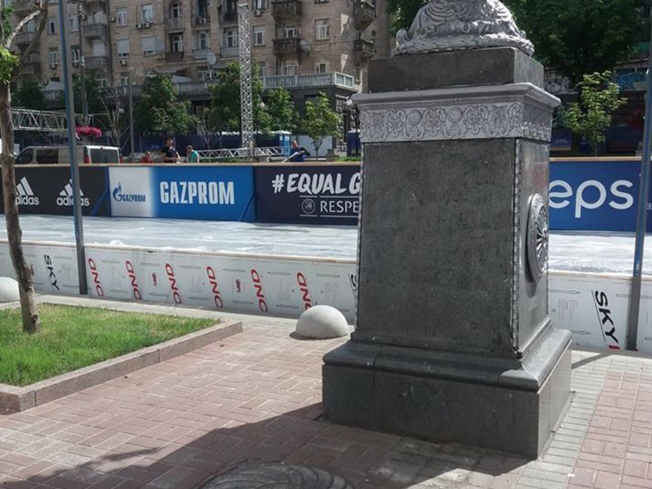 Журналистка Наталья Мамчур опубликовала фотографию с изображением баннеров с логотипом "Газпрома" в фан-зоне финала Лиги чемпионов