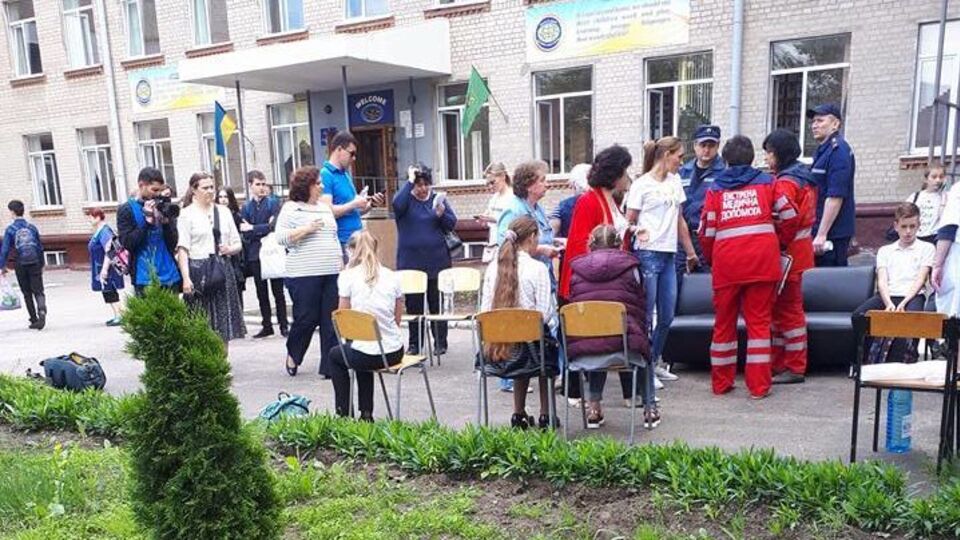 ДСНС: По медичну допомогу звернулося 37 учнів, із яких 26 було відправлено до лікарні