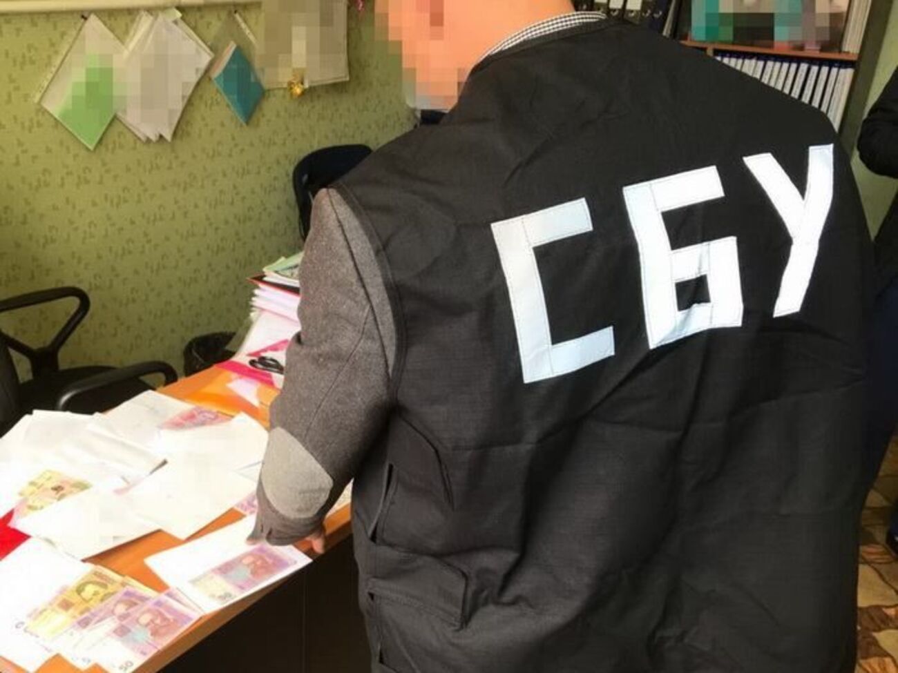 Во время обыска в деканате правоохранители обнаружили более 53 тыс. грн незаконно полученных средств