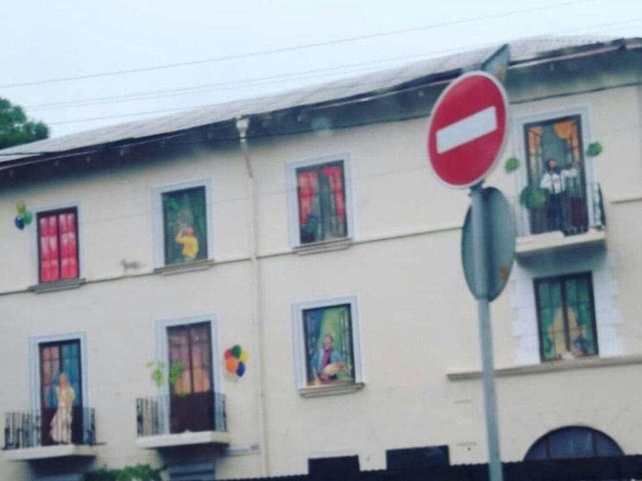 Дом с нарисованными людьми в Ростове-на-Дону