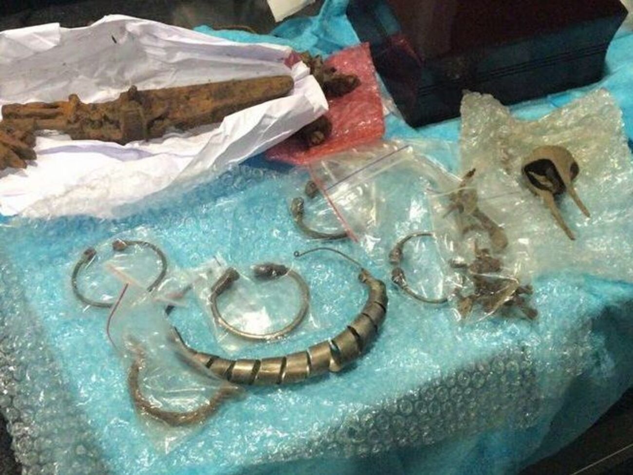 У гражданина одной из стран Балтии обнаружили ювелирные украшения и элементы старинного оружия