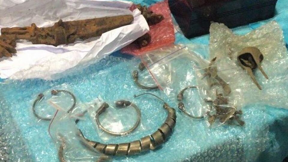 У гражданина одной из стран Балтии обнаружили ювелирные украшения и элементы старинного оружия
