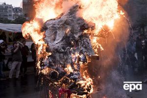 Під час протестів у Парижі спалили опудало Макрона