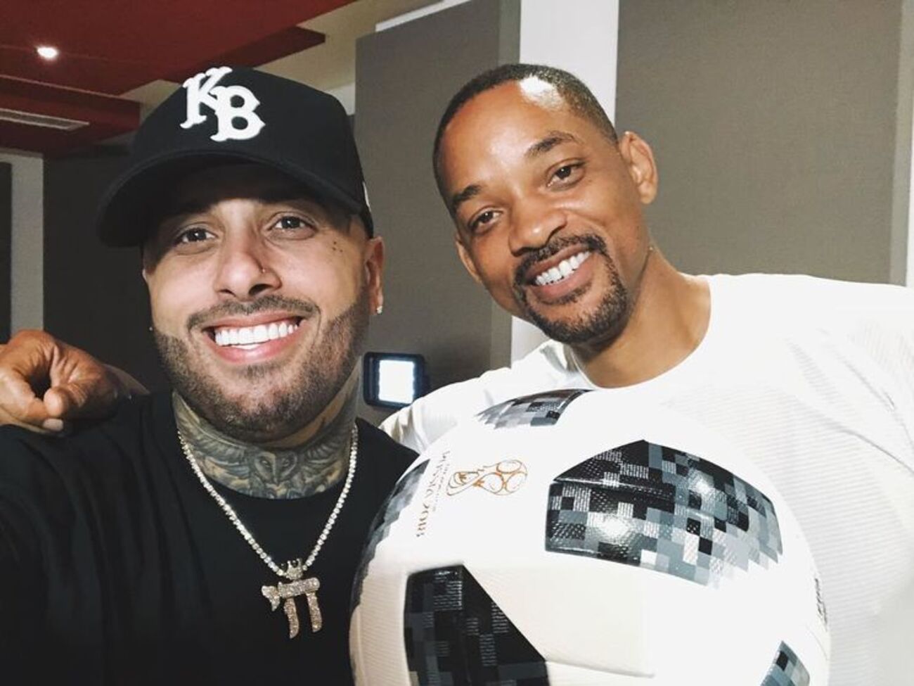 Уилл Смит (на фото справа) и Ники Джем работают над песней в Будапеште