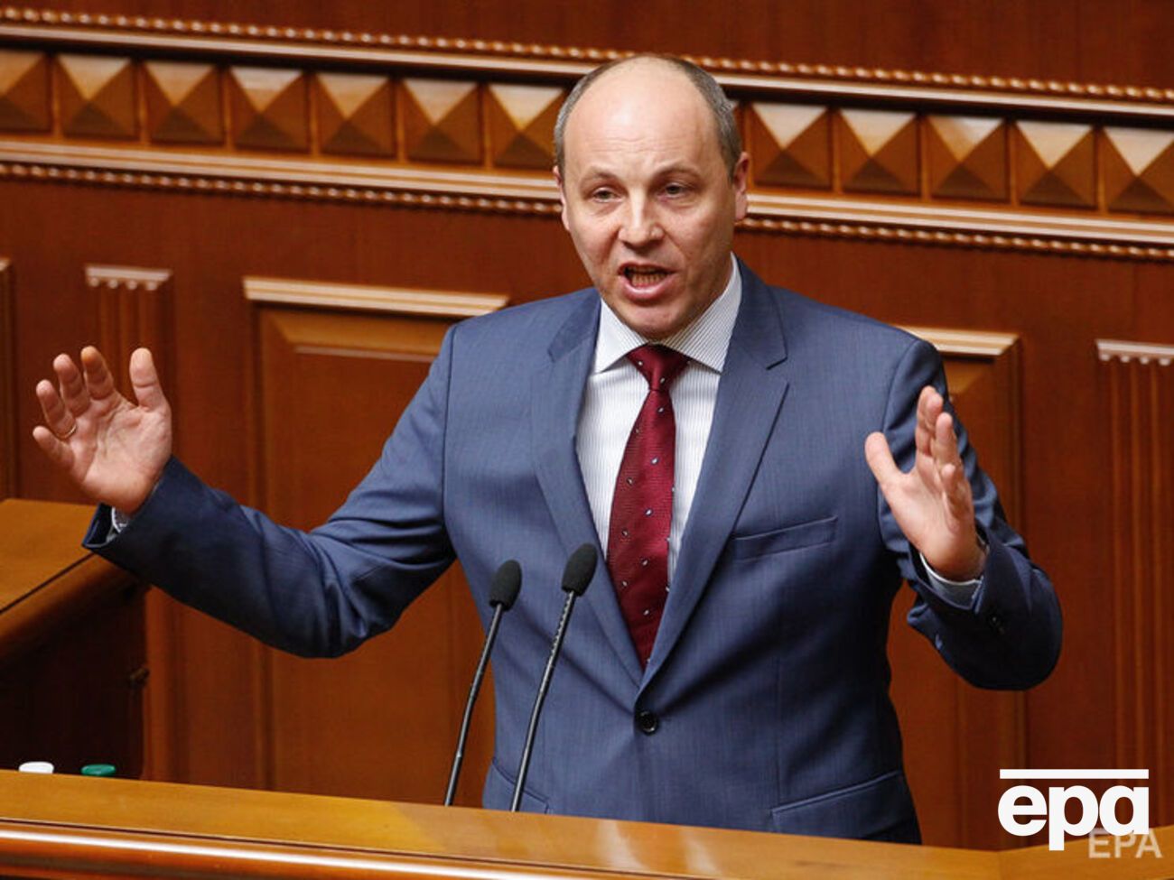 Парубий заявил, что сегодня предлагается рассматривать поправки, а вопрос о полномочиях Общественного совета международных экспертов обсудить непосредственно перед голосованием
